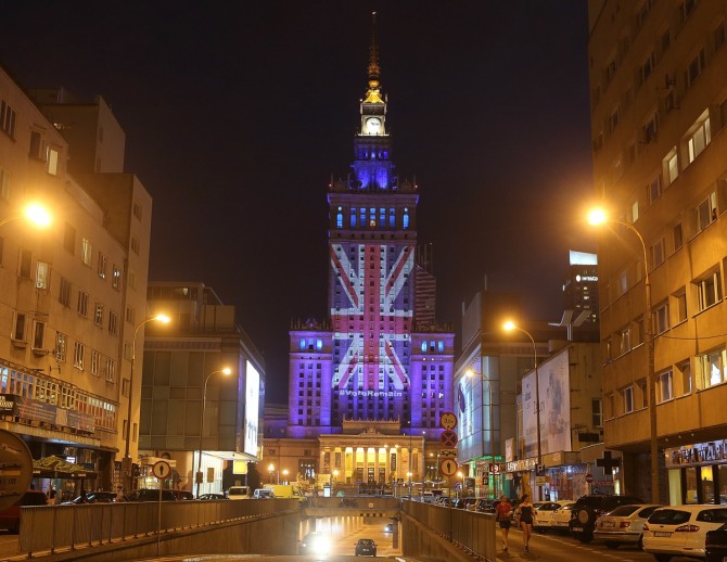 폴란드 문화과학궁전이 영국의 유럽연합(EU) 탈퇴 여부를 묻는 국민투표 전날인 22일(현지시간) 영국 EU 잔류를 지지하는 의미로 영국국기를 나타내는 조명을 비추고 있다. 브렉시트 투표는 23일 영국 전역에서 치러진다. 사진/뉴시스