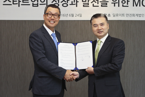 딜로이트안진 스타트업자문그룹 김경준 파트너(오른쪽)와 유석호 한국M&A센터 대표가 업무협약을 체결하고 있다. 