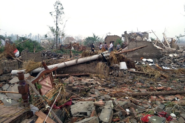 중국 장쑤성 옌청에서 발생한 토네이도로 인근 가옥들이 무너졌다. 사진/뉴시스