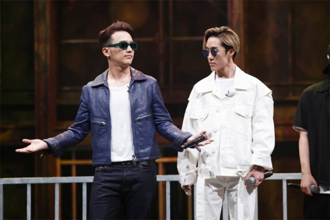 자이언티(오른쪽)와 쿠시(왼쪽)가 지난 17일 Mnet '쇼미더머니5' 특별무대에서 선보인 신곡 '쿵'과 '머신건' 음원을 29일 0시에 공개한다./사진=Mnet 공식 페이스북 캡처