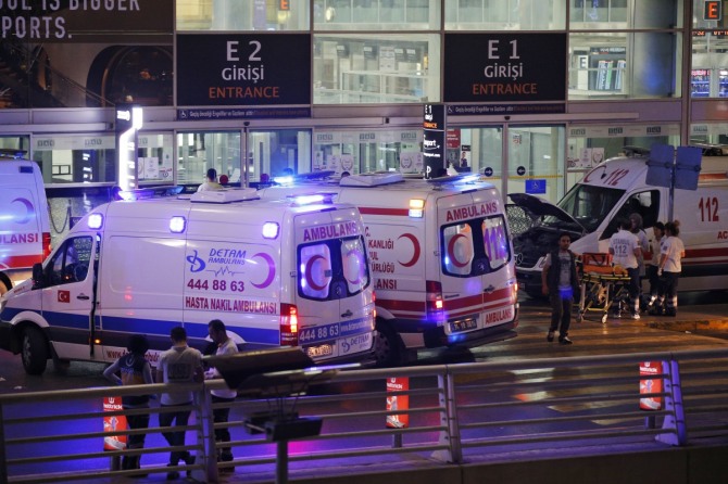터키 최대도시 이스탄불의 아타튀르크 국제공항에서 28일(현지시간) 자살폭탄 테러가 발생해 최소 31명이 사망한 것으로 밝혀졌다. 사진은 아타튀르크 국제공항 앞에 늘어선 구급차의 모습. /사진=뉴시스