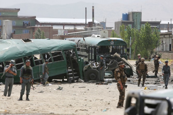 아프가니스탄에서 30일(현지시간) 경찰 후보생들이 탑승한 버스를 겨냥한 자폭테러가 발생해 민간인 4명을 포함한 37명이 숨지고 40여명이 다친 것으로 확인됐다. / 사진 = 뉴시스