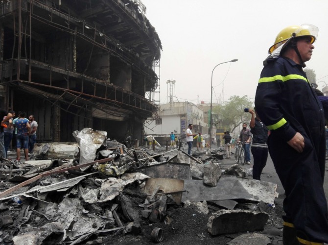 이라크 바그다드 중심가에서 3일(현지시간) 발생한 자살폭탄 테러 사망자가 시간이 갈수록 늘고 있다. / 사진 = 뉴시스