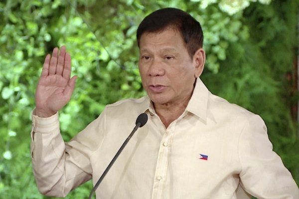 로드리고 두테르테 필리핀 신임 대통령이 30일(현지시간) 마닐라 말라카낭궁에서 16대 대통령 취임 선서를 하고 있다. /AP 뉴시스