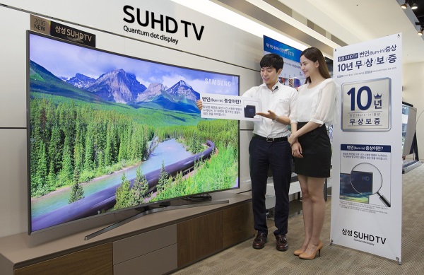 삼성전자가 퀀텀닷 SUHD TV의 화면 번인에 대해 10년 무상 보증을 실시한다. 이번 프로그램은 7월부터 9월말까지 2016년형 퀀텀닷 SUHD TV를 구매한 고객들을 대상으로 진행한다. / 사진=삼성전자