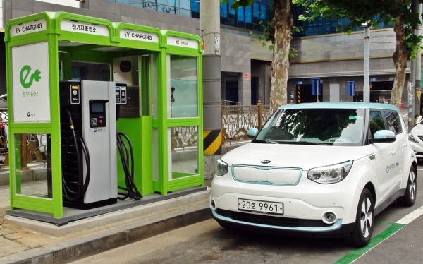 KT링커스는 15일부터 환경부 산하 한국환경공단과 공동으로 서울, 성남, 대구, 순천 지역 공중전화부스에 전기차 급속충전기 9기를 설치하고 급속 충전서비스를 제공한다고 밝혔다. / 사진=KT링커스
