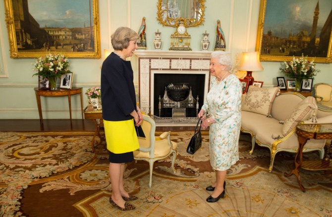 테레사 메이 신임 영국 총리(왼쪽)가 13일(현지시간) 버킹엄궁에서 여왕 엘리자베스 2세를 알현하고 있다. 메이는 이날 제76대 영국 총리에 공식 취임했다. / 사진 = 뉴시스