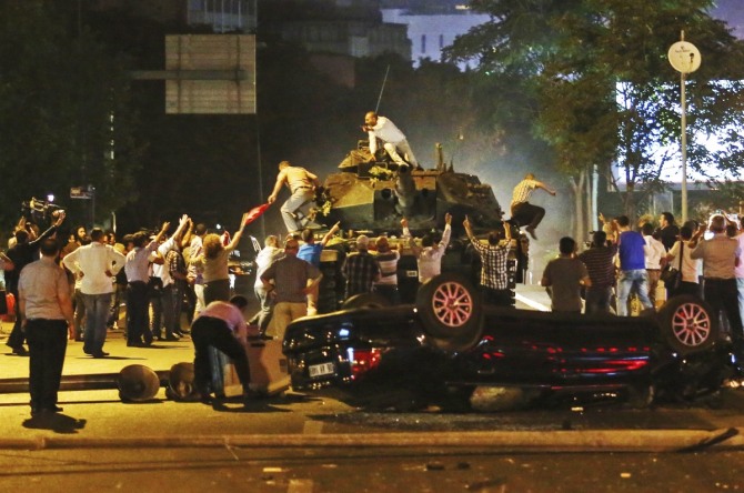 AFP, AP 통신 등 외신 보도에 따르면 터키 군부는 이날 에르도안 대통령의 휴가를 틈타 수도 앙카라와 이스탄불을 장악하며 쿠데타를 일으켰지만 에르도안 대통령이 귀국 후 진압에 나서면서 군인들이 투항하는 등 사태가 빠르게 수습되고 있다. / 사진 = 뉴시스