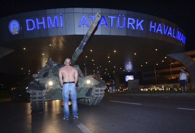 터키 군부에 의한 쿠데타가 레제프 타이이프 에르도안 터키 대통령의 귀국으로 6시간 만에 실패로 끝났다. 사진은 16일(현지시간) 새벽 터키 이스탄불 아타튀르크 국제공항의 모습. 한 시민이 군부 쿠테타 세력의 탱크가 나타나자 그 앞에 서서 탱크의 진격을 저지하고 있다. / 사진 = 뉴시스