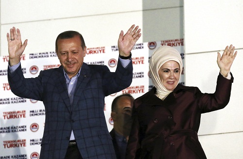 인물연구] 에르도안 터키 대통령,  당대 최고미녀 '미스 터키'를 잡아들였다는데....  인스타그램 주인님의 시 에 얽힌 사연, 부인에게는 히잡 강요 