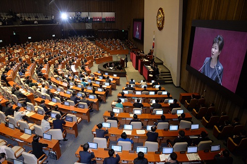 우병우 수석 일파만파, 이번에는 동아일보 폭로... 우병우 처제의 이상한 국적 세탁 이유는?  진경준 검사장 비위 알고도 감찰에 넘기지 않았다는 데  청와대 민정수석 사건 