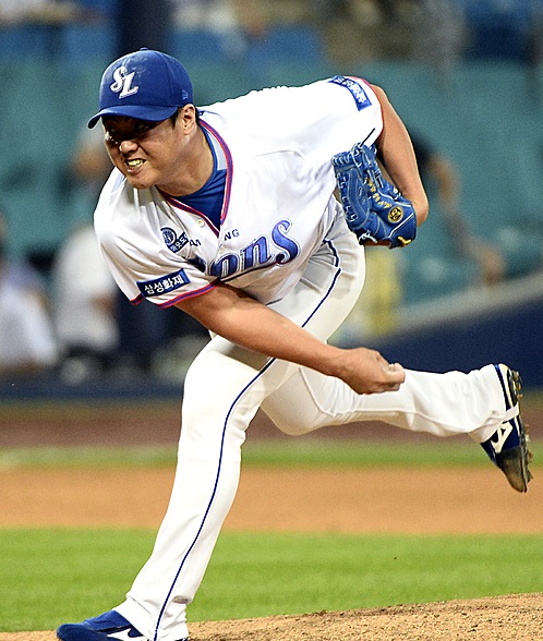 불법 인터넷 도박사이트 개설에 연루된 혐의로 검찰 수사를 받고 있는 삼성 라이온즈 투수 안지만 / 사진=뉴시스