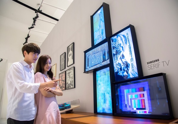 삼성전자 모델들이 백남준 쇼 전시회에서 비디오 아트 작품을 감상하고 있다. / 사진=삼성전자