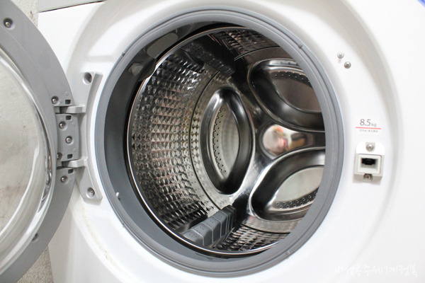 미국 상무부가 중국에서 생산된 삼성전자와 LG전자의 가정용 세탁기에 각각 111%와 49%의 반덤핑 예비관세를 매기기로 했다고 20일(현지시간) 밝혔다. / 뉴시스