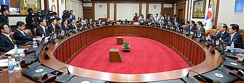 황교안 국무총리가 22일 오후 서울 세종로 정부서울청사에서 열린 임시 국무회의를 주재하고 있다. 사진/뉴시스