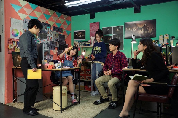 그룹 레드벨벳의 아이린(가운데)이 25일 첫방송된 네이버 TV캐스트 웹드라마 '게임회사 여직원들'에서 아름이 역으로  처음으로 연기에 도전했다/사진= 공식 인스타그램 캡처