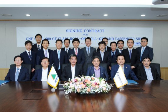 가삼현 현대중공업그룹 선박해양영업본부 대표(왼쪽 세 번째)와 최장현 위동항운 사장(왼쪽 네 번째) 등이 지난 22일 서울시 계동 현대중공업사옥에서 건조계약을 체결한 뒤 기념사진을 찍고 있다. /현대미포조선 제공