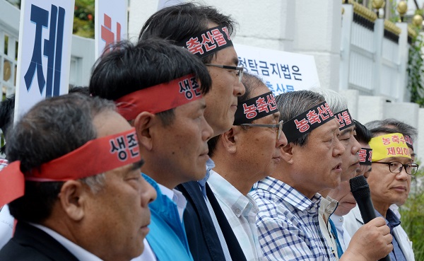 한국농축산연합회가 지난 22일 정부서울청사에서 김영란법 과잉규제철폐 촉구 기자회견을 하고 있다. 사진/뉴시스