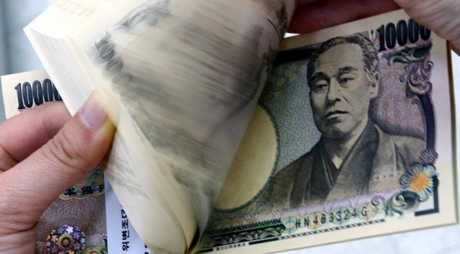 일본 금융시장이 일본은행이 내놓은 추가 완화 방안에 대한 실망감으로 출렁이고 있다. 도쿄 외환시장에서 29일 달러 대비 엔화 가치는 한때 달러당 102.83엔에 근접하며 지난 12일 이후 최고치를 기록했다. / 뉴시스