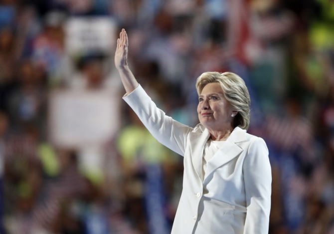 힐러리 클린턴 미국 민주당 대선후보가 28일(현지시간) 펜실베이니아주 필라델피아에서 후보 수락연설을 하기 전 손을 흔들고 있다. / 뉴시스