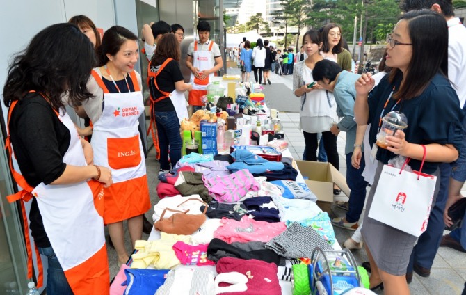 지난 6월 3일 오전 서울 중구 ING센터 앞에서 'ING생명, 드림오렌지 자선바자회'가 진행되고 있다. /사진=뉴시스
