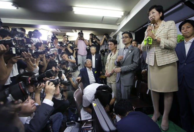 지난달 31일 실시된 일본 도쿄도 지사 선거에서 여성으로는 처음 당선된 고이케 유리코 후보가 당선이 확정된 직후 연설하고 있다. / 뉴시스 
