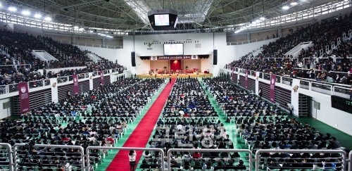 고려대학교 수강신청, 성적보다는 인품기준으로 학생 선발, 논술고사 전격 폐지 정시 수능선발도 축소... 염재호 총장 입시혁명 선언 이화여대 연세대 고민에 빠졌다는데...