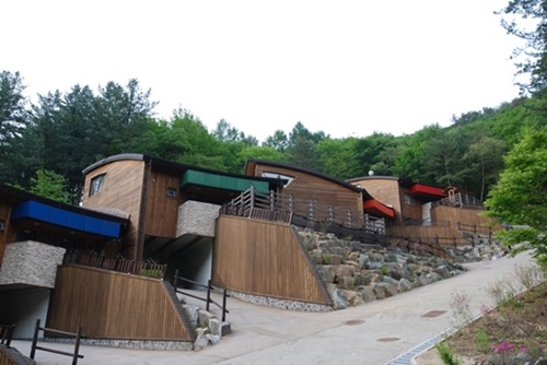 강씨봉자연휴양림이 운영하고 있는 6색깔 무지개 휴양관.