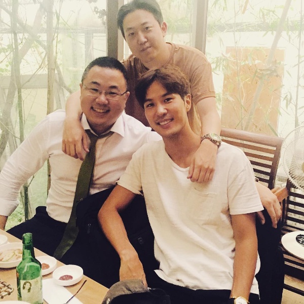 배우 김지석(앞줄 오른쪽)이 3일 자신의 인스타그램에 두 명의 훈남 친형들과 함께 한 인증샷을 게재해 눈길을 끌고 있다./사진=인스타그램 캡처