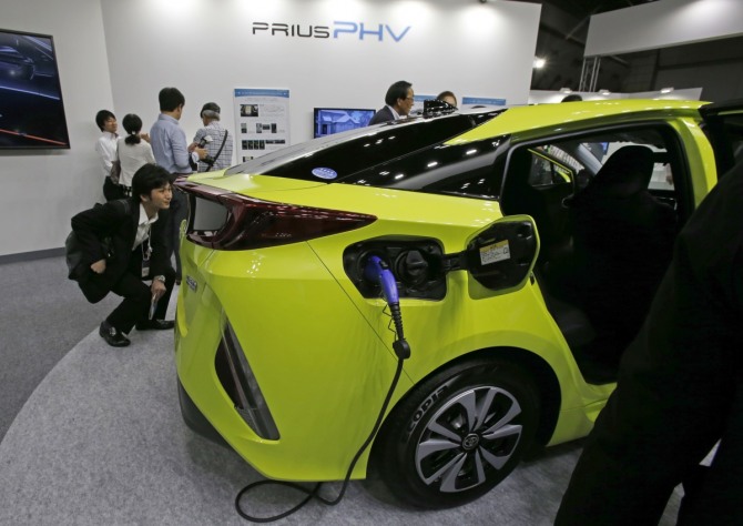 일본 도요타자동차가 신형 플러그인하이브리드(PHV)인 '프리우스PHV'의 발매 시기를 연기했다. 4일(현지시간) 일본 언론에 따르면 도요타는 당초 올 가을로 예정된 '프리우스 PHV'의 발매 시기를 겨울로 연기한다고 전날 발표했다. / 뉴시스