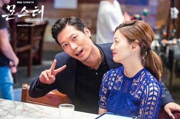 배우 이엘이 MBC 월화드라마 '몬스터'에서 악역 우충동으로 열연하는 배우 박훈과 다정한 투샷을 공개해 눈길을 끌고 있다./사진=인스타그램 캡처