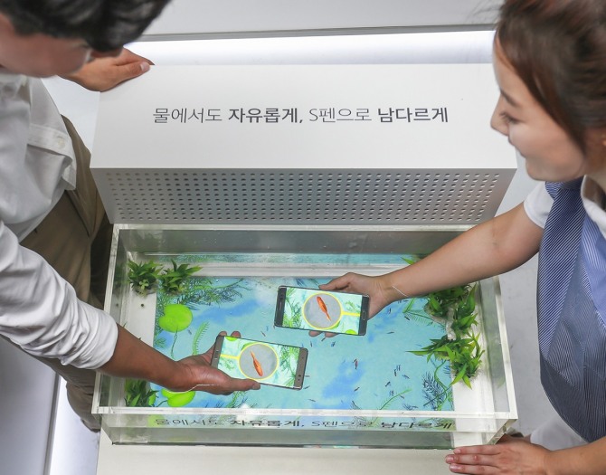 삼성전자는 갤럭시 노트7의 사전 판매와 동시에 본격적인 소비자 체험 행사를 실시한다고 지난 5일 밝혔다.서울 삼성동 코엑스 몰에 마련된 행사장에서 소비자들이 '갤럭시 노트7'의 방수 기능을 체험하고 있다. /뉴시스