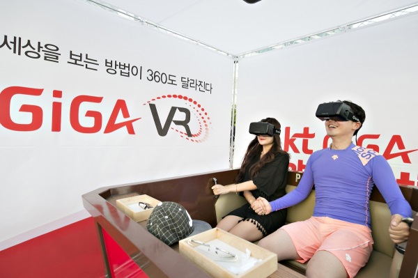 KT가  5일부터 7일까지 3일간 부산 해운대에서 게임, 드론, VR, 스포츠 등 다양한 콘텐츠를 보다 실감나게 즐기며 '기술의 재미'를 선사하는 ‘GiGA 콜라보 페스티벌’ 을 성황리에 개최했다. 부산 해운대 'GiGA 콜라보 페스티벌' 에 마련된 GiGA VR 체험존에서 360도 VR을 체험하는 모습 / 사진=KT