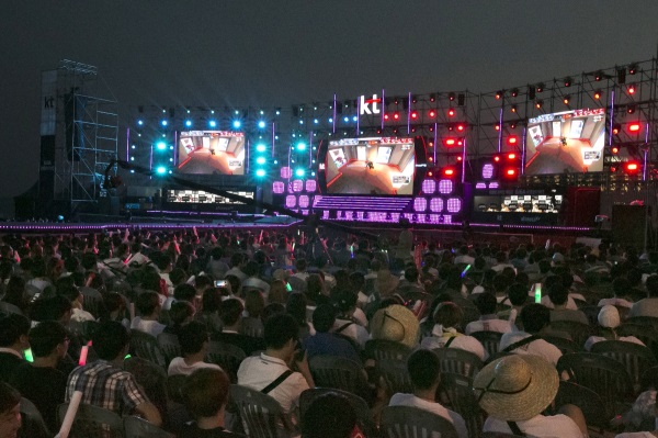 부산 해운대 'GiGA 콜라보 페스티벌' 중 5일 저녁 관람객들이 PC방 점유율 1위 게임인 ‘오버워치 아프리카 BJ 리그’ 를 관람하고 있다. / 사진=KT