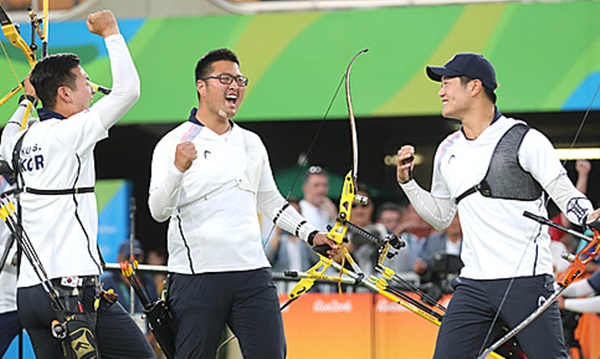 한국 남자 양궁팀이 연속 금빛과녁에 맞추며 미국팀에 앞서 가자 환호하고 있다. 사진=뉴시스