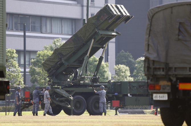 이나다 도모미 일본 방위상이 8일 북한의 탄도 미사일 발사에 대비해 자위대에 파괴 조치 명령을 내렸다. 사진은 지난 6월21일 북한의 미사일 발사에 대비해 도쿄 시내에 패트리어트 3 미사일이 배치돼 있는 모습. / 뉴시스