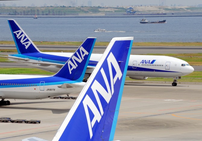 산케이비즈의 8일 보도에 따르면 일본 최대 항공사인 전일본공수(ANA) 그룹은 애완견과 함께 비행기를 탈 수 있는 투어 팩키지 출시를 현재 검토중이다. / 뉴시스