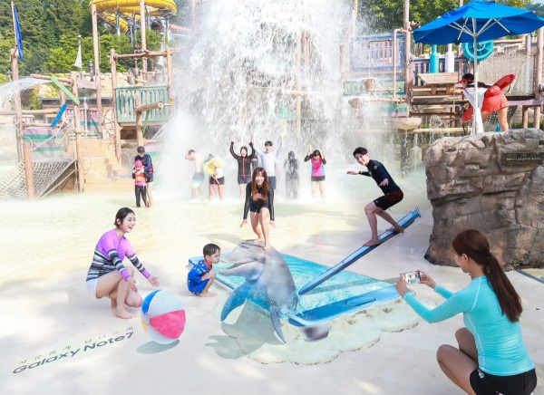 경기도 용인에 위치한 워터파크 캐리비안 베이를 찾은 소비자들이 ‘갤럭시 노트7’의 이색 옥외 광고와 함께 물놀이를 즐기고 있는 모습 / 사진=삼성전자