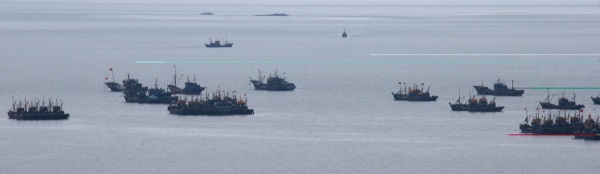 인천시 옹진군 연평도 망향공원에서 바라본 서해 북방한계선(NLL) 해역에서 중국 어선들이 불법조업을 하고 있다 / 사진=뉴시스