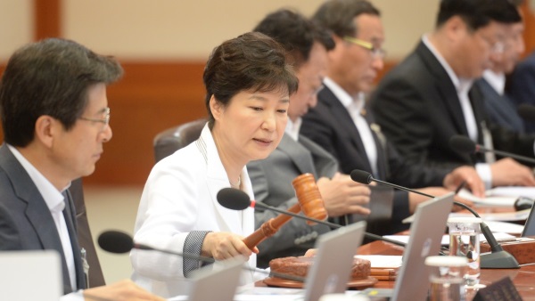 박근혜 대통령이 12일 오전 청와대 세종실에서 광복절 특별사면안 의결을 위한 임시국무회의를 주재하고 있다. /뉴시스<br />
<br />
