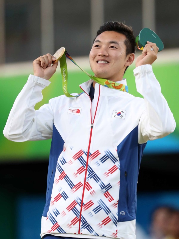 13일(한국시간) 브라질 리우데자네이루 삼보드로모 양궁 경기장에서 열린 2016 브라질 리우올림픽 남자 양궁 개인전 결승에서 금메달을 획득한 대한민국 대표팀 구본찬이 시상대에 올라 기뻐하고 있다. /뉴시스