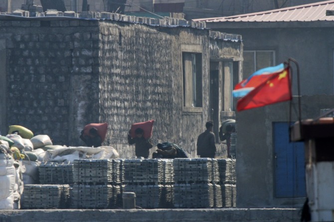 사진은 북한 주민들이 신의주 조선소에서 짐을 나르고 있는 모습. / 뉴시스
