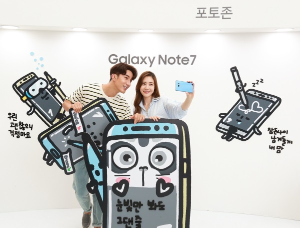 갤럭시 노트7의 S펜으로 그린 이모티콘 '노트콘'을 삼성전자 모델이 소개하고 있다. / 사진=삼성전자