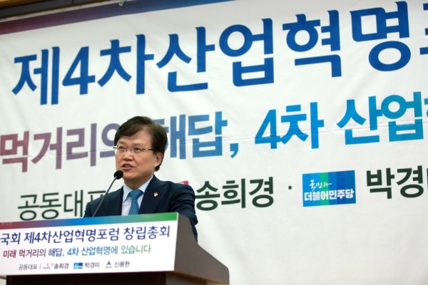 최양희 미래창조과학부 장관이 최근 국회의원회관에서 열린 ‘국회 제4차 산업혁명포럼 창립총회’에 참석해 축사를 하고 있다 / 사진=뉴시스