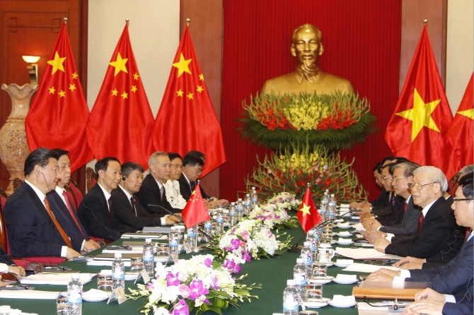 베트남을 방문한 중국의 시진핑 주석(왼쪽)이 베트남 공산당 본부에서 응우엔 푸 트롱 서기장(오른쪽 두번째)과 마주앉아 회담하고 있다. /사진=뉴시스