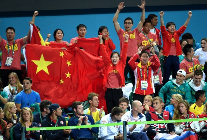 남미 대륙 첫 올림픽인 브라질 리우 올림픽을 찾은 중국인들이 현지에서 평균 7만2145 위안(약 1194만1500원)을 소비하고 있는 것으로 나타났다. 사진은 올림픽 경기장을 찾은 중국인 응원단의 모습. / 뉴시스