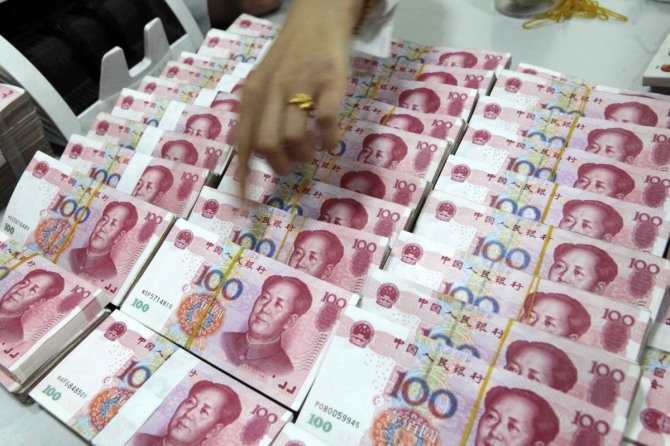 니혼게이자이신문의 17일(현지시간) 보도에 따르면 중국 중앙은행인 인민은행 산하 외환교역센터는 이날 달러 대비 위안화 거래 기준환율을 달러 당 6.6056위안으로 설정했다고 발표했다. / 뉴시스