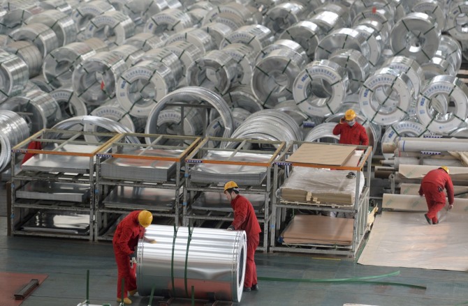 유럽연합(EU) 관련 전문 매체인 '유랙티브닷컴은 17일(현지시간) 유럽 내 철강업자 관계자의 말을 인용해 EU가 올해 가을에 철강 제품 수입으로 인한 유럽내 철강업계의 피해를 막기 위한 새로운 조치에 나설 것이라고 보도했다. 사진은 지난 2014년 2월19일 중국 허베이성 탕산의 철강기업에서 노동자들이 작업 중인 모습. / 뉴시스
