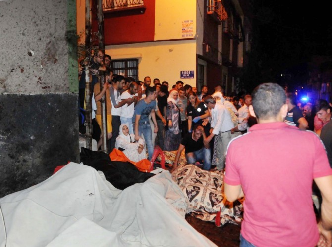 터키 남동부 도시 가지안테프에서 20일(현지시간) 결혼식 파티를 겨냥한 폭탄테러가 발생해 최소 22명이 사망하고 수십명이 부상한 것으로 확인됐다. 사진은 시민들이 테러 희생자 주변에 모여 있는 모습. / 뉴시스 
