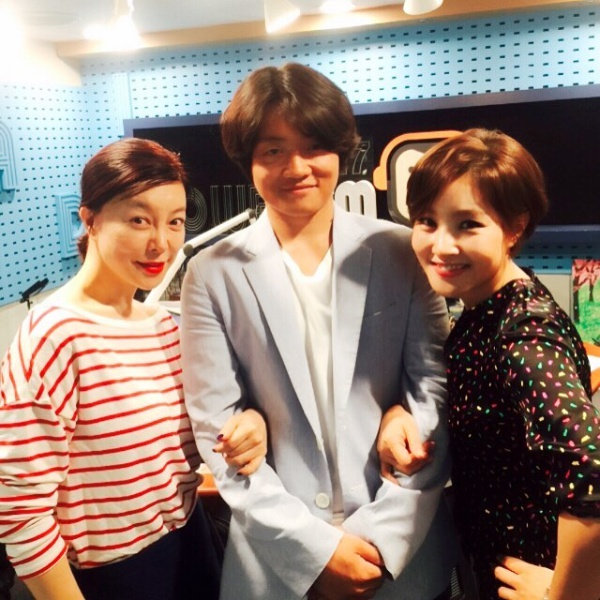 배우 조복래(가운데)와 박지영(오른쪽)이 SBS 파워FM '최화정의 파워타임'에 출연해 인증샷을 남겼다./사진=공식 인스타그램 캡처